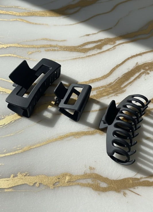 YUNA Hub Dark hair clip black in matte finish