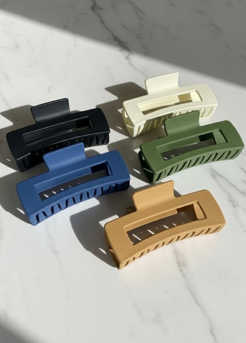 Minimal flatlay – YUNA Form Clip claw hair clip natural light