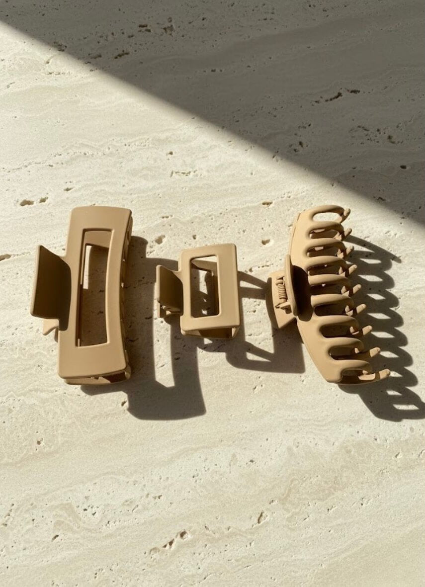 Lifestyle shot – Hub Land hair clip brown worn with casual look