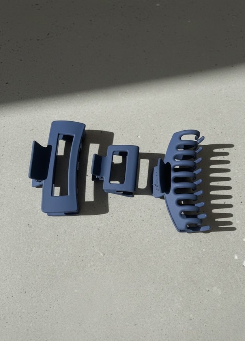 Hub Navy hair clip blue – minimal ocean-inspired design