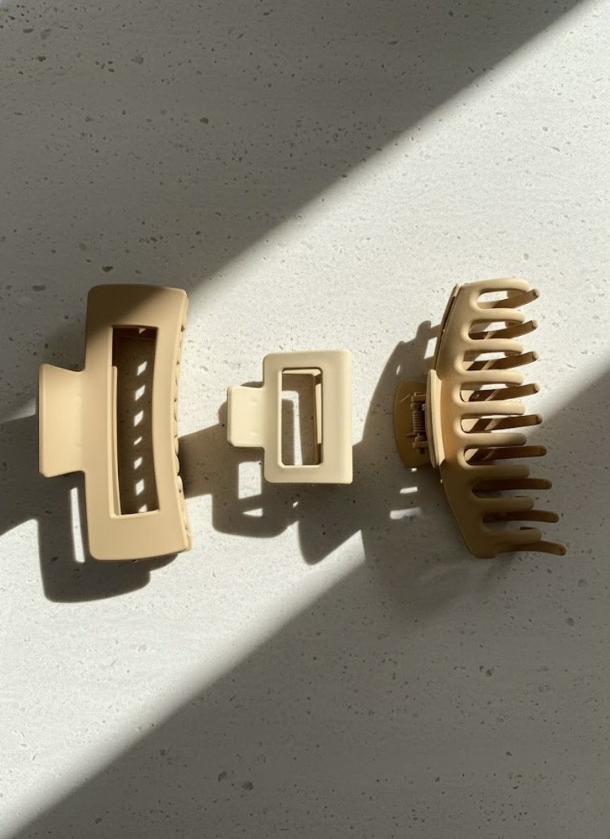 Hub Land hair clip brown in natural brown tone – front view