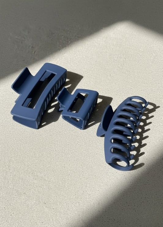 YUNA Hub Navy hair clip blue in natural light