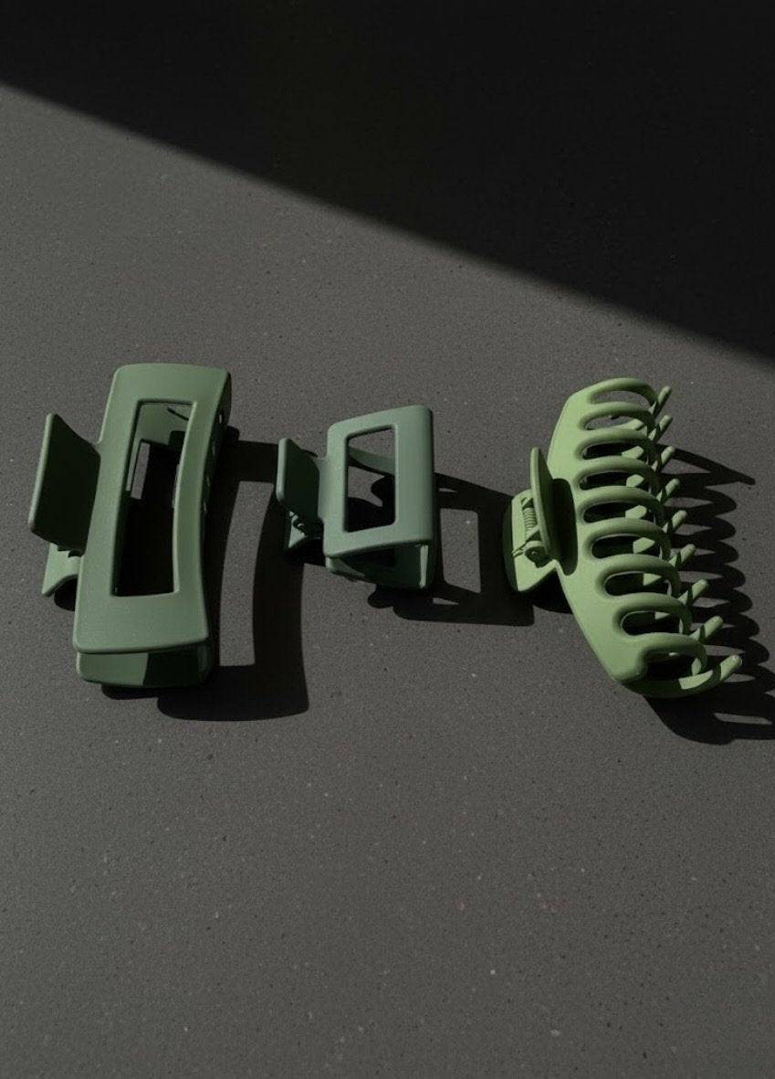 Hub Forest clip in minimal lifestyle setting