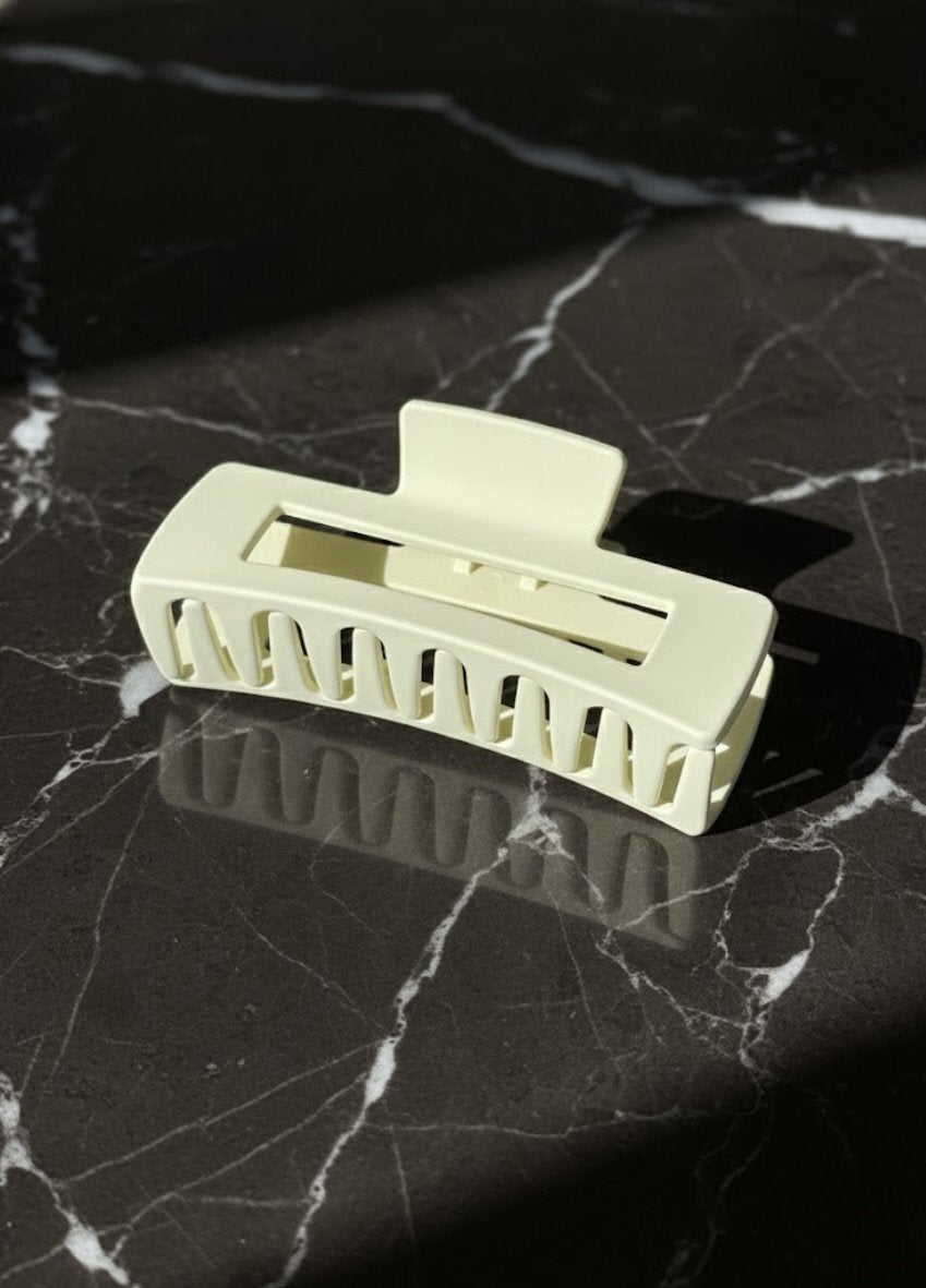 Model wearing Hub Beige hair clip beige – everyday elegance