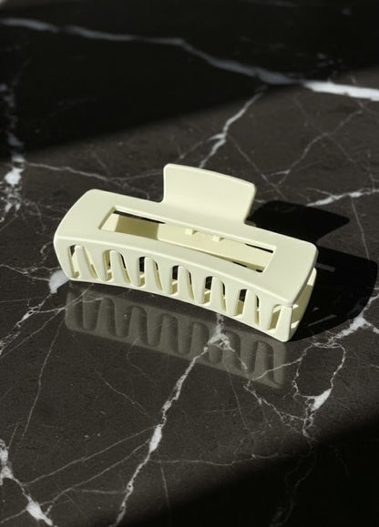 Model wearing Hub Beige hair clip beige – everyday elegance