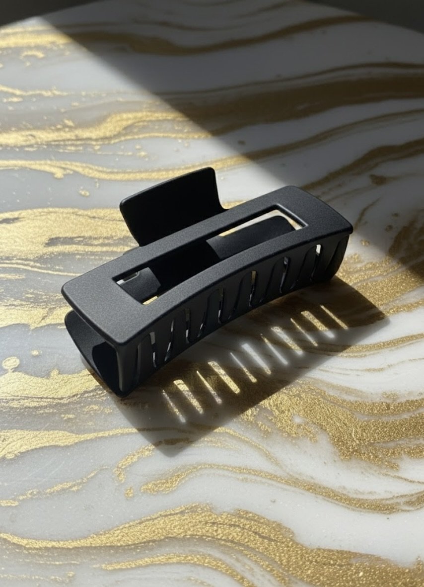 Close-up of Hub Dark hair clip black texture and detail