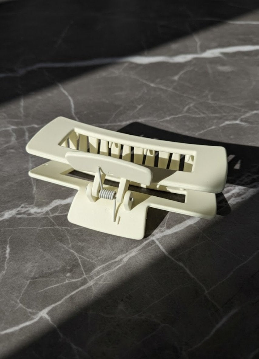 Model styling with Form Clip – timeless minimal YUNA look