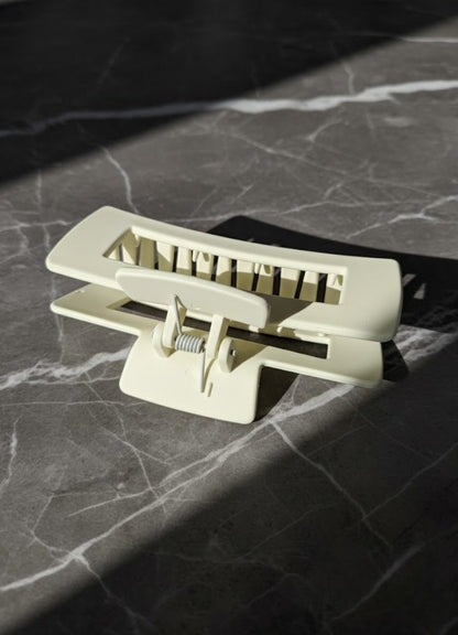 Model styling with Form Clip – timeless minimal YUNA look