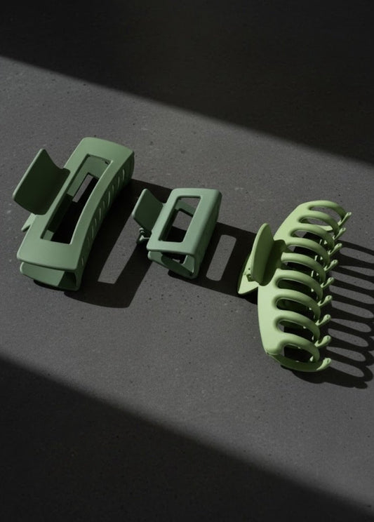 UNA Hub Forest claw clip in natural light