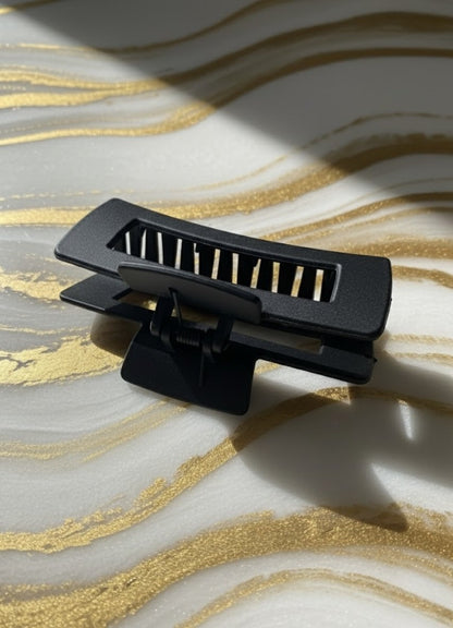 YUNA collection – Form Clip and other claw hair clips