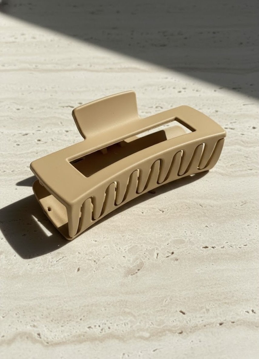 Close-up of Hub Land hair clip brown texture and details