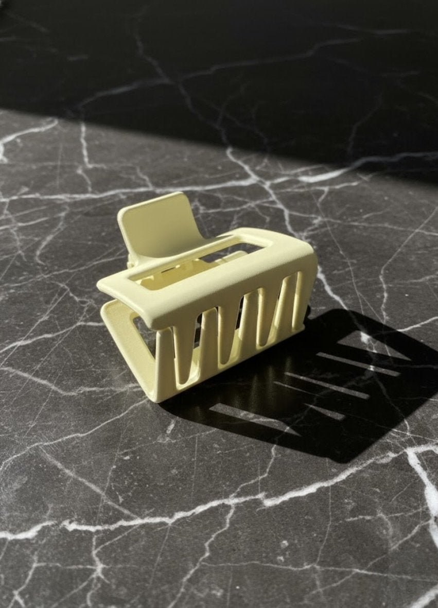 YUNA collection featuring Hub Beige hair clip beige