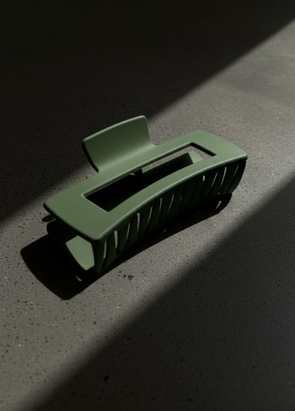 Lifestyle image – Form Clip claw hair clip in everyday wear