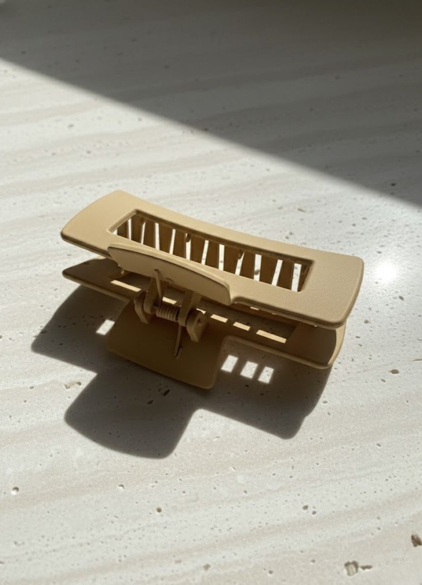 Minimal flatlay – YUNA Form Clip claw hair clip natural light