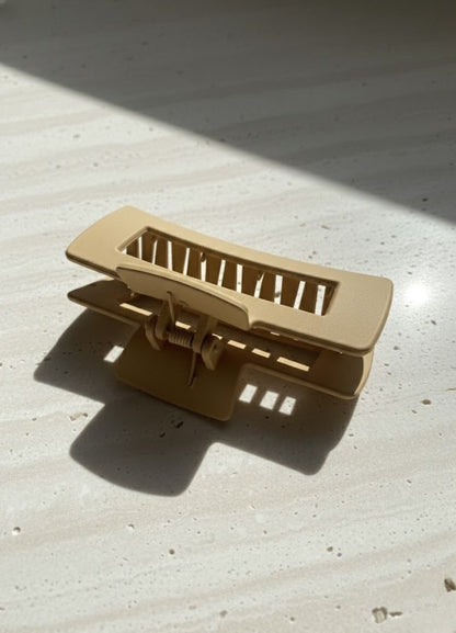 Minimal flatlay – YUNA Form Clip claw hair clip natural light