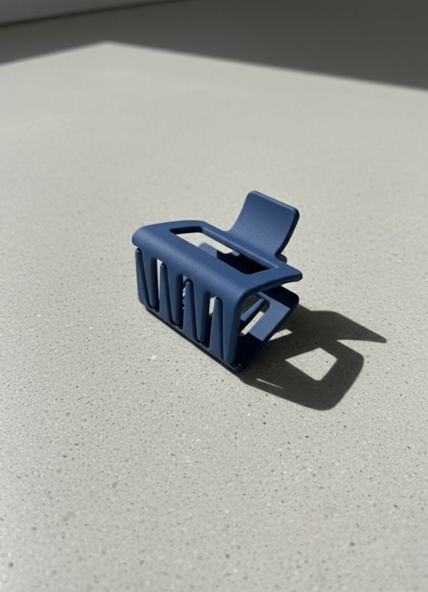 Hub Navy hair clip blue – side view minimalist design