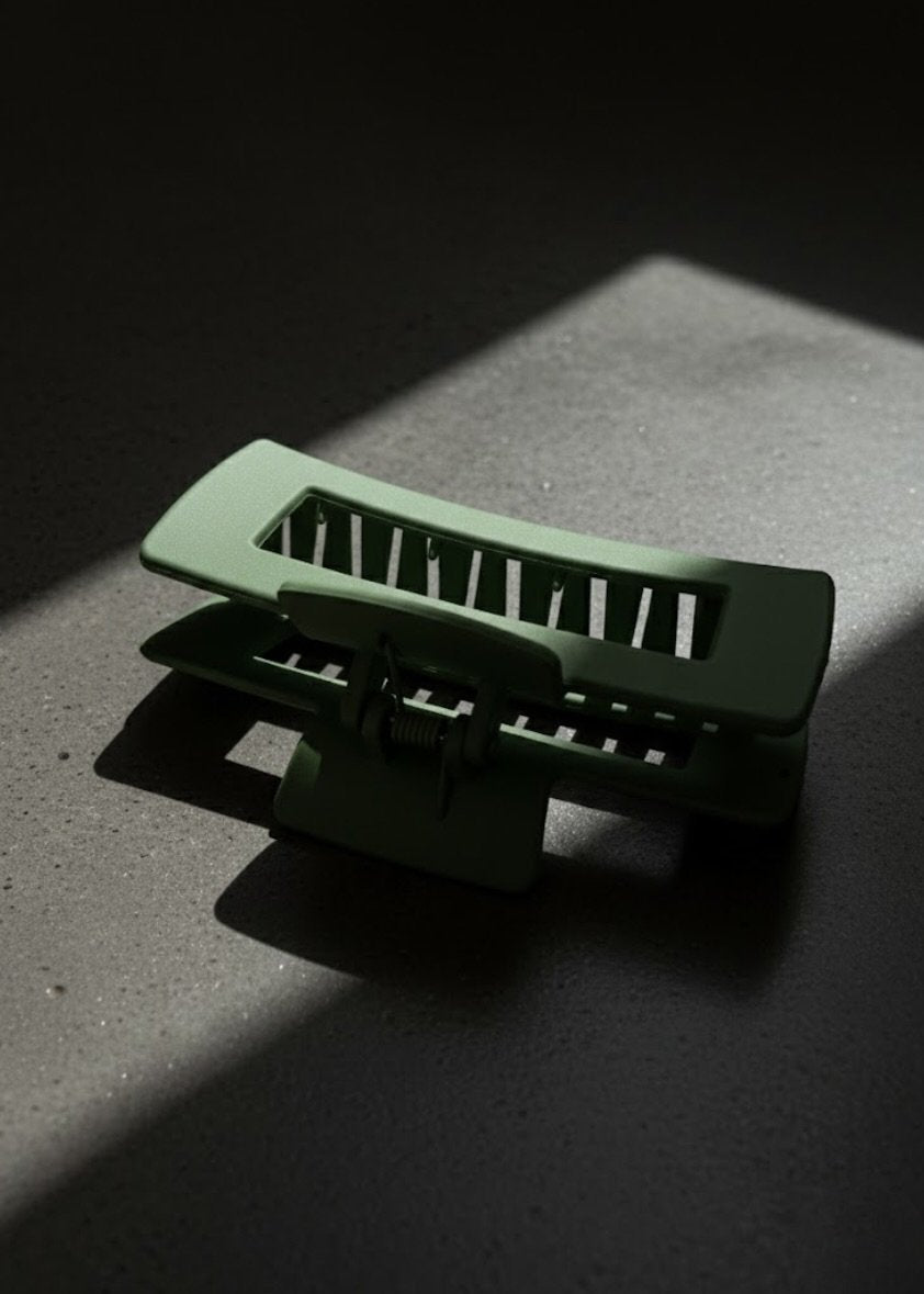 Minimal flatlay – YUNA Form Clip claw hair clip natural light