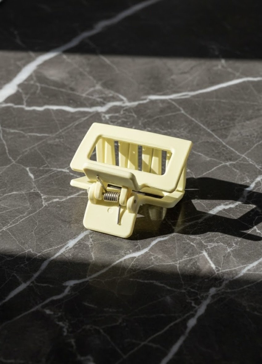 Hub Beige hair clip beige – side view minimalist look