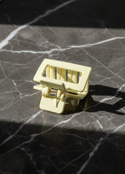 Hub Beige hair clip beige – side view minimalist look