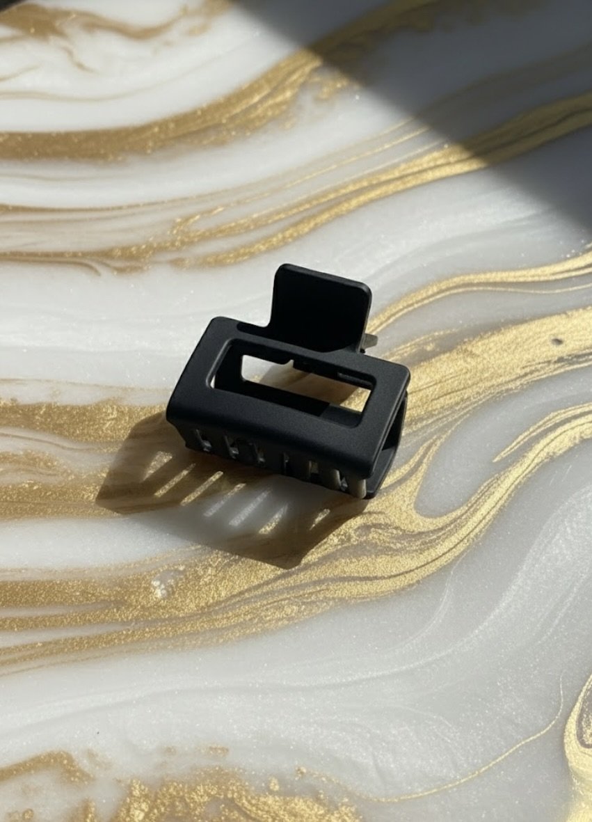 Lifestyle photo – Form Mini mini hair clip in daily wear