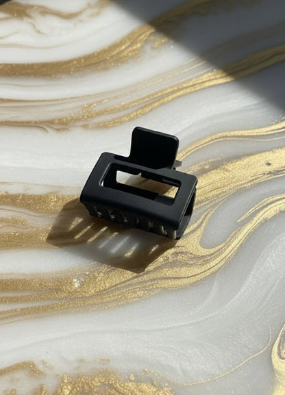 Lifestyle photo – Form Mini mini hair clip in daily wear