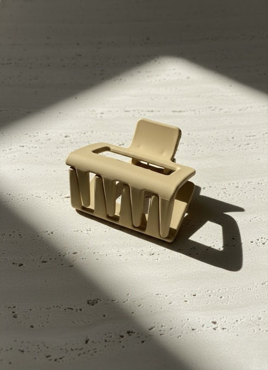 Hub Land hair clip brown – side angle minimalist design