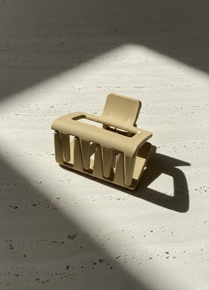 Hub Land hair clip brown – side angle minimalist design