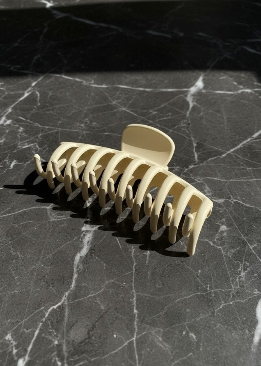 Hub Beige hair clip beige on linen fabric – natural light aesthetic