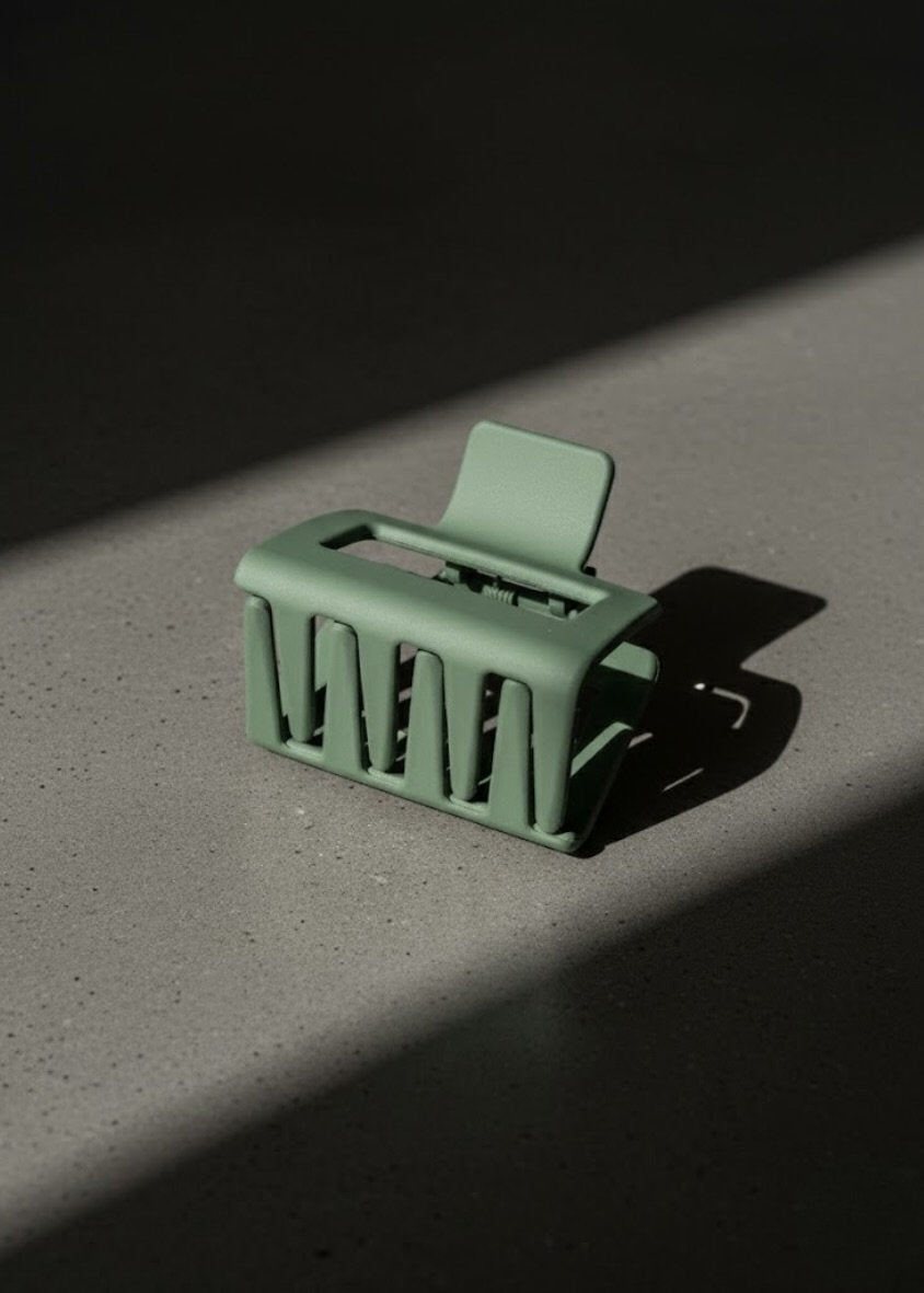 Close-up of Form Mini – small minimalist mini hair clip