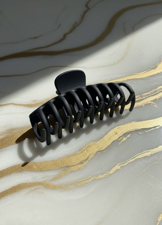 YUNA Form Clamp hair clip – bold curves and modern balance