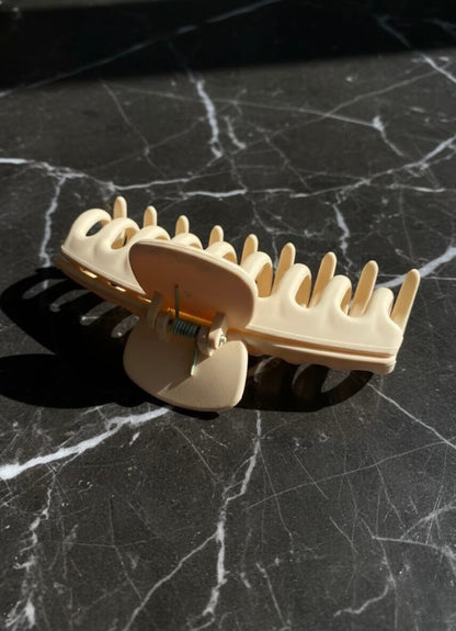 Detail shot of Hub Beige hair clip beige clasp