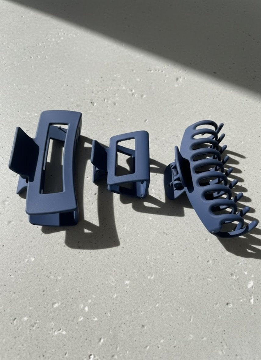 Lifestyle photo – Hub Navy hair clip blue with neutral outfit