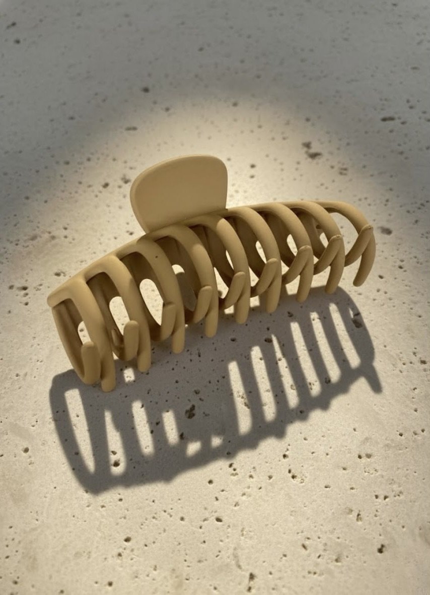 Hub Land hair clip brown on wooden surface – natural aesthetic