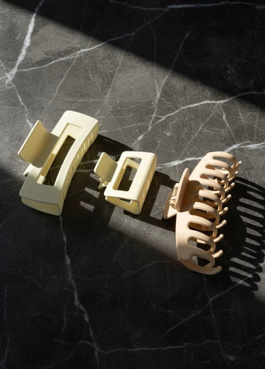 YUNA Hub Beige hair clip beige with soft matte finish