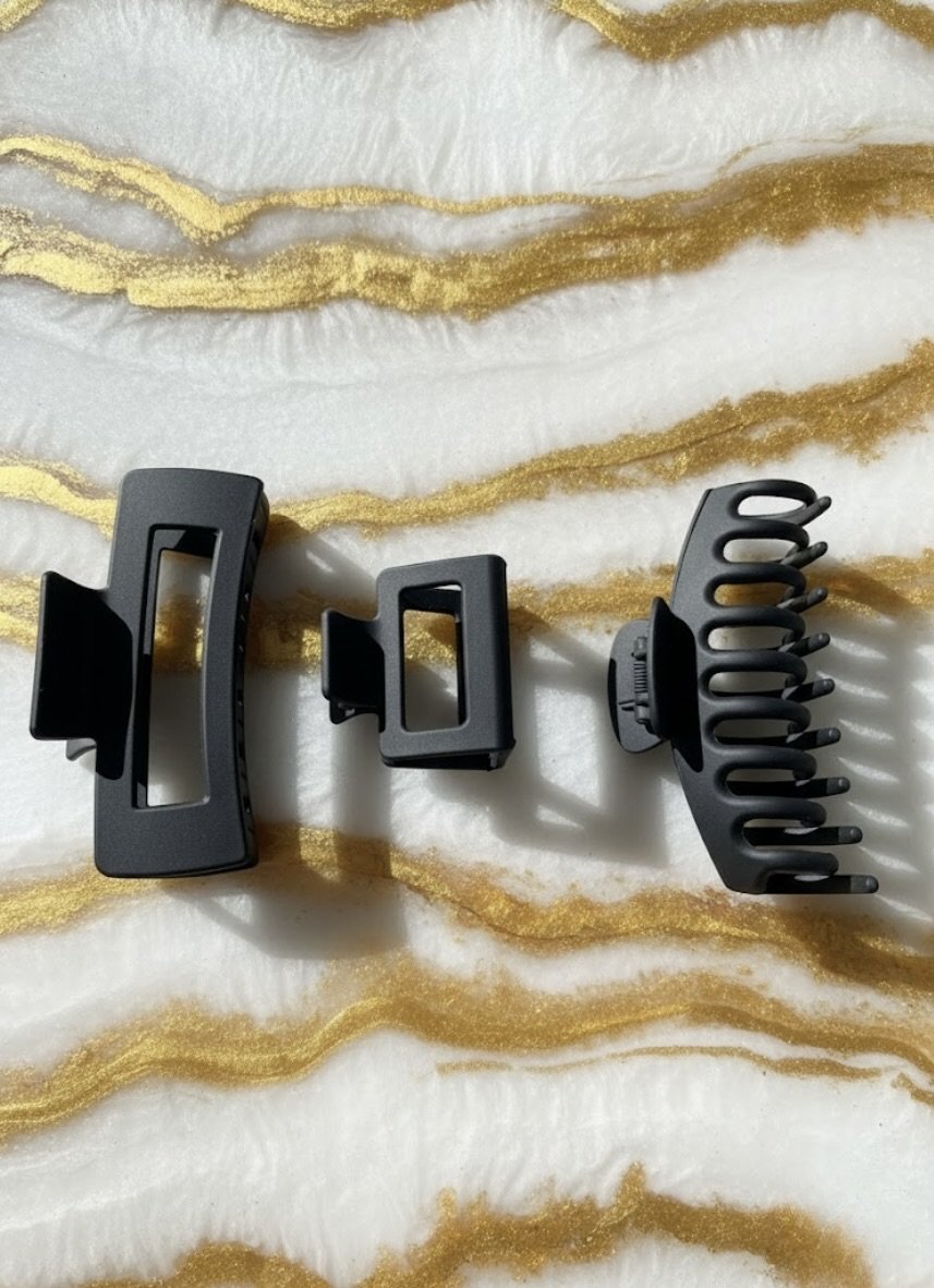 Lifestyle image – Hub Dark hair clip black in modern outfit