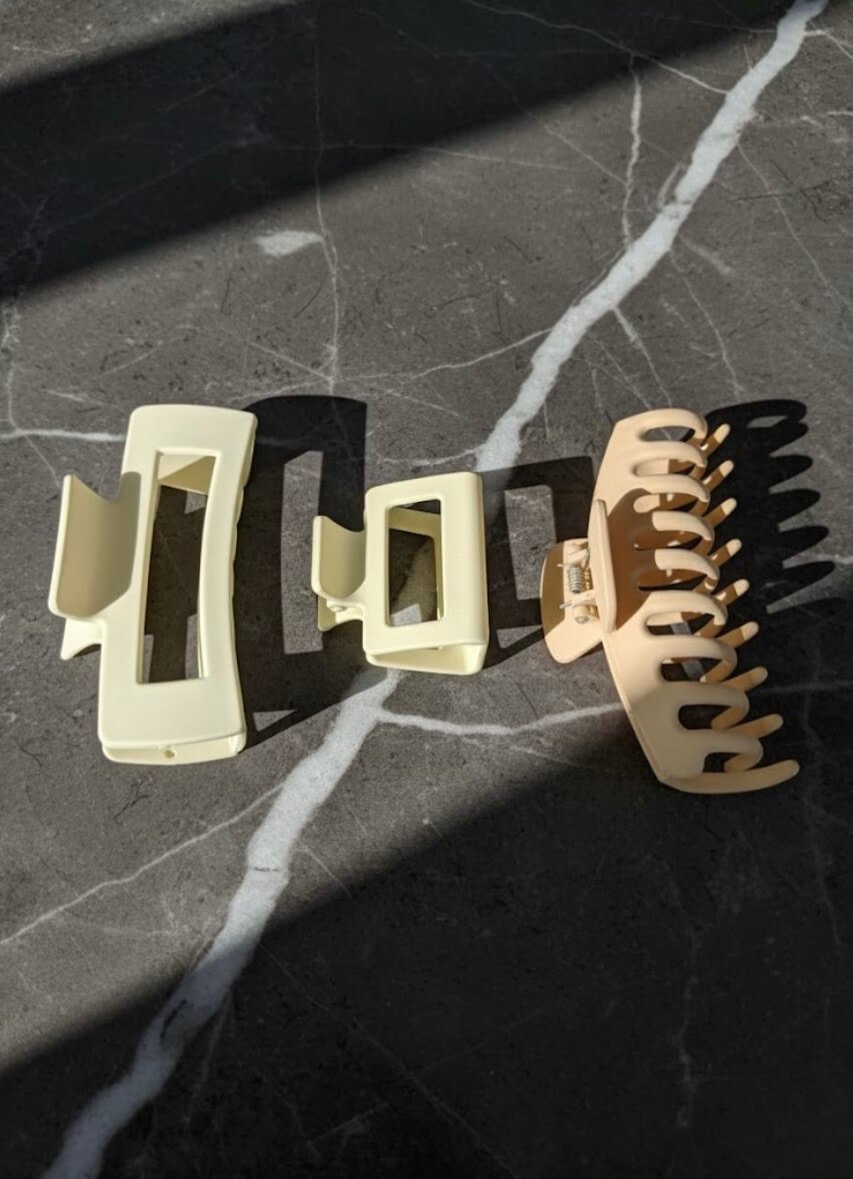 Lifestyle image – Hub Beige hair clip beige with neutral outfit