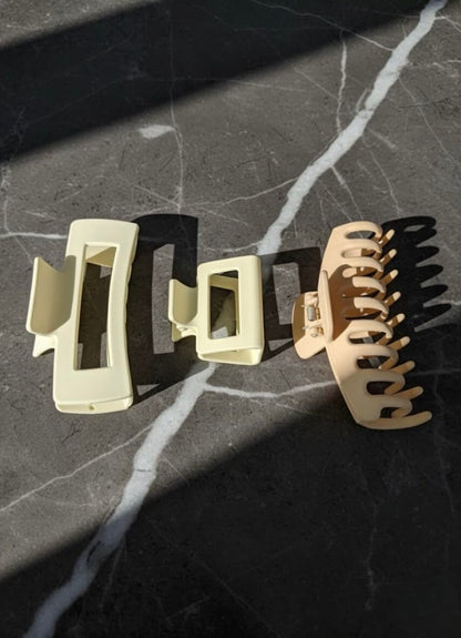 Lifestyle image – Hub Beige hair clip beige with neutral outfit