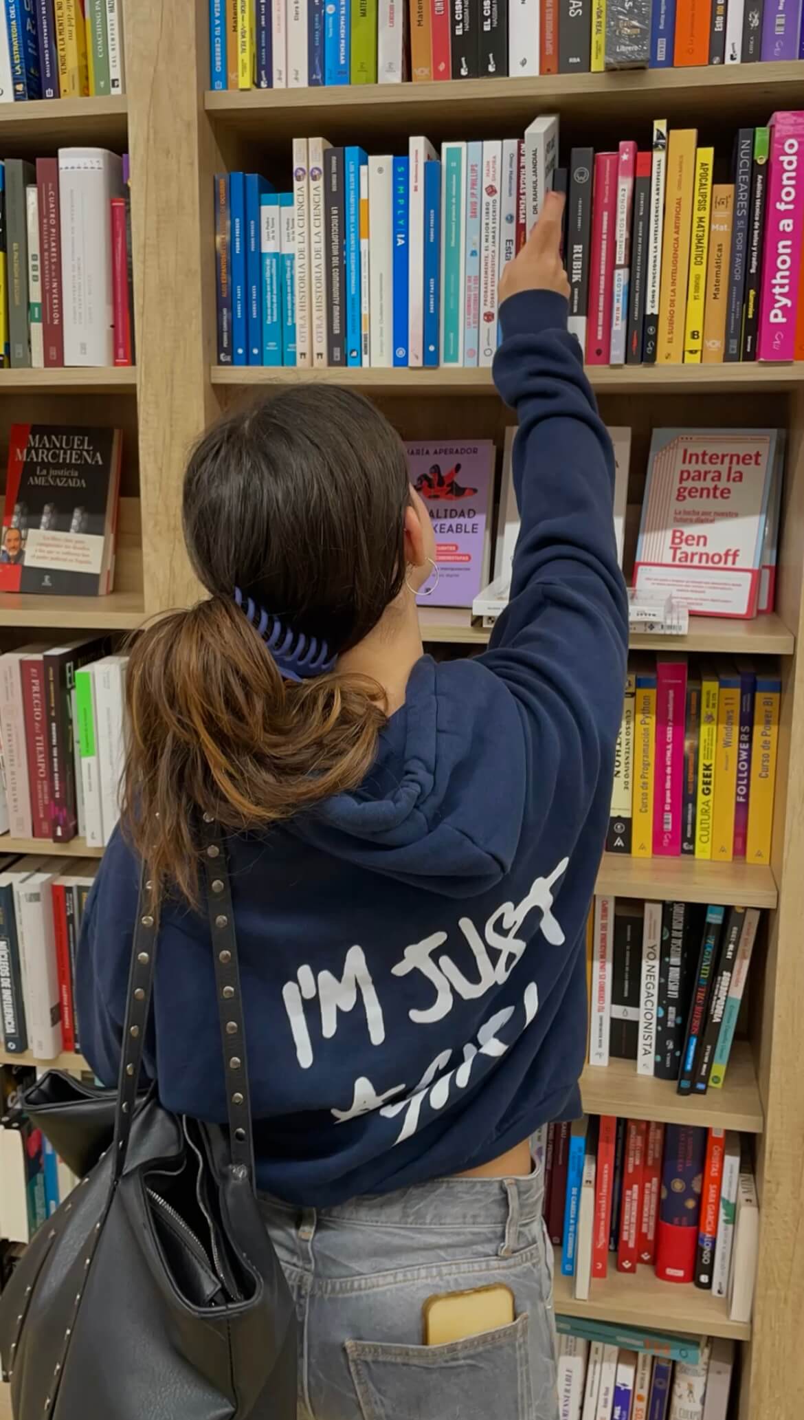 Lifestyle photo – Hub Navy hair clip blue with neutral outfit