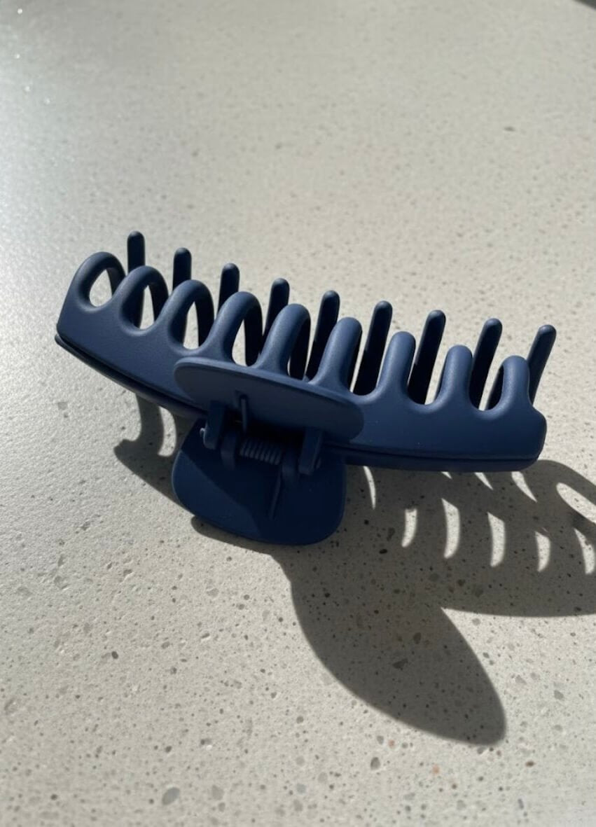 Lifestyle shot – Form Clamp hair clip in everyday use